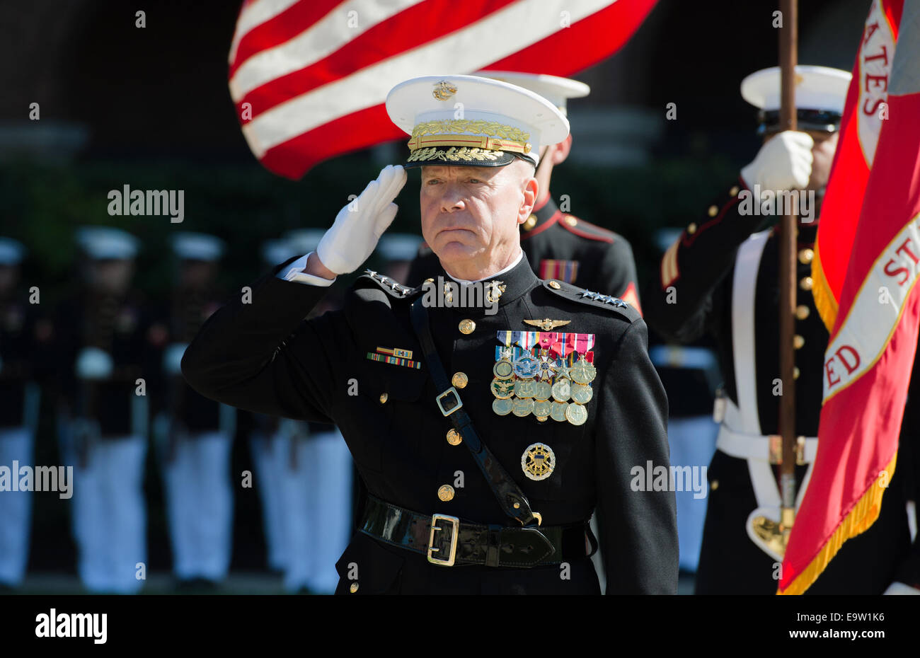 Cuerpo de Marines de EE.UU General James F. Amos, el comandante saliente de la Infantería de Marina, saluda durante un cambio de mando y la ceremonia de jubilación en el cuartel de los Marines Washington en Washington, D.C., 17 de octubre de 2014. Amós cesó oficialmente el mando de Marin Foto de stock