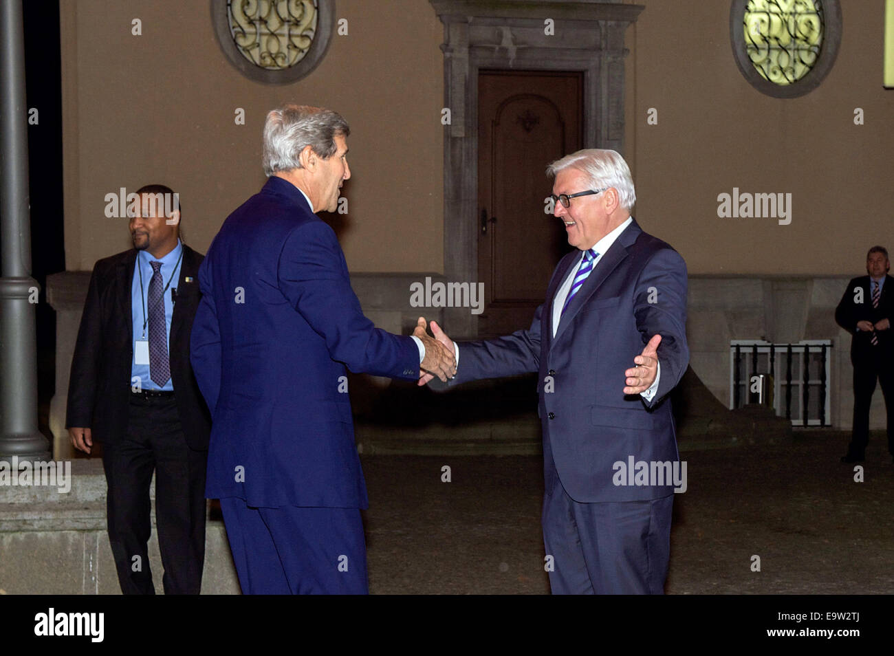 El Ministro de Relaciones Exteriores alemán, Frank-Walter Steinmeier celebra el Secretario de Estado de Estados Unidos, John Kerry a Villa Borsig, el Ministerio de Asuntos Exteriores alemán Foto de stock