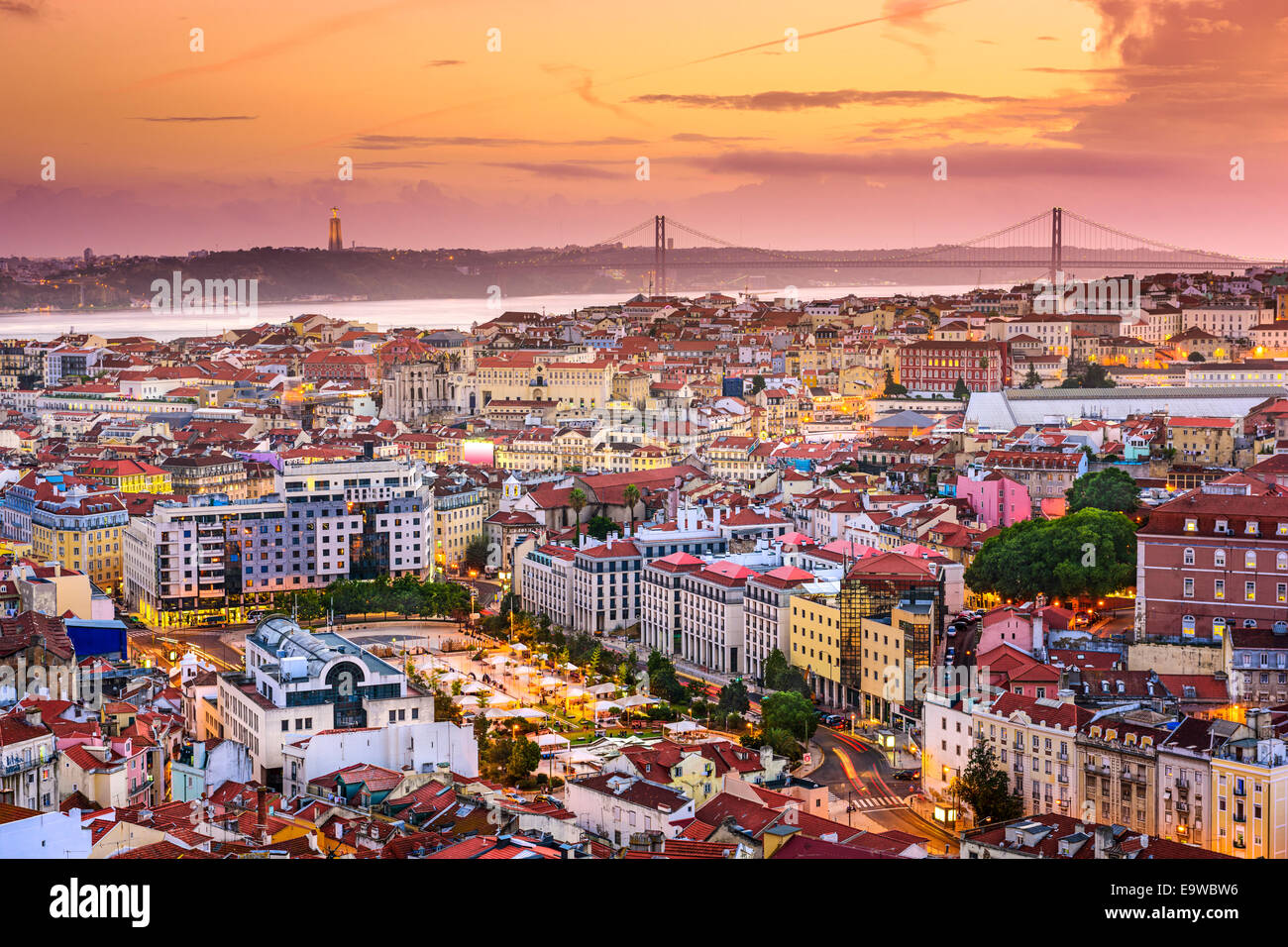 Lisboa, Portugal skyline en la noche. Foto de stock