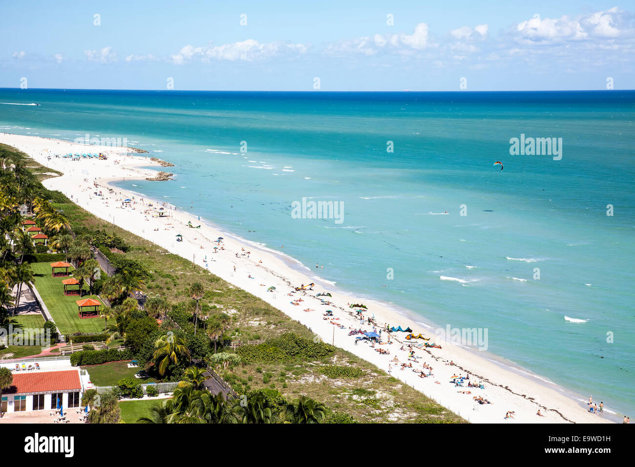 Vista aérea de bañistas, nadadores, surf y cabañas a lo largo de South Beach, Miami Beach, Florida, Estados Unidos. Foto de stock