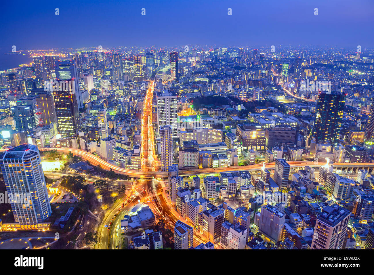 Tokio, Japón, el paisaje urbano al atardecer por encima de la autopista cruce. Foto de stock