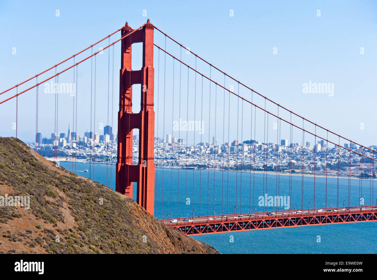 El horizonte de San Francisco con el Golden Gate Bridge. Foto de stock