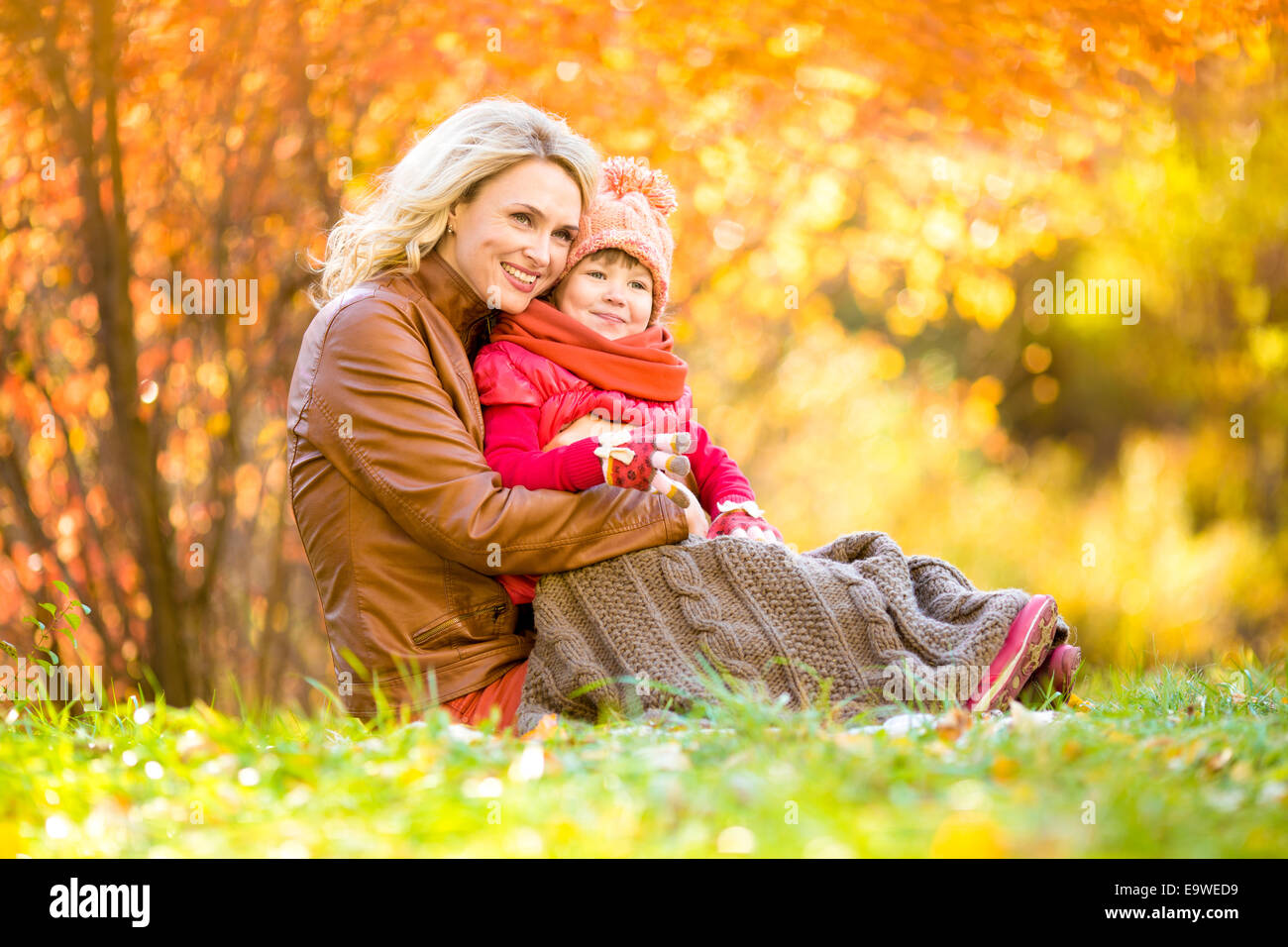 Feliz madre e hijo al aire libre en el parque de otoño Foto de stock