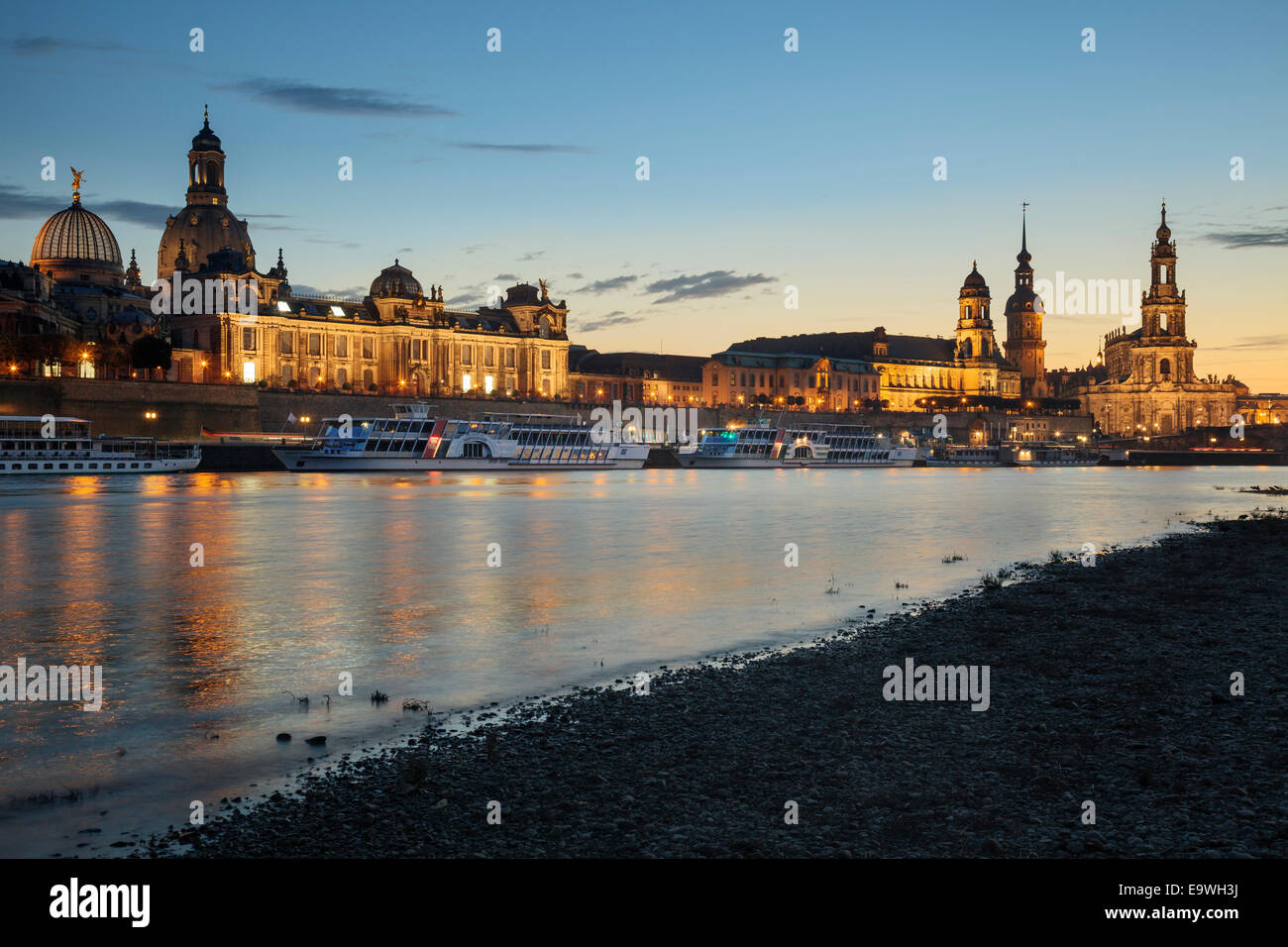 Vista de la Altstadt sobre el río Elba, Dresde, Sajonia, Alemania Foto de stock