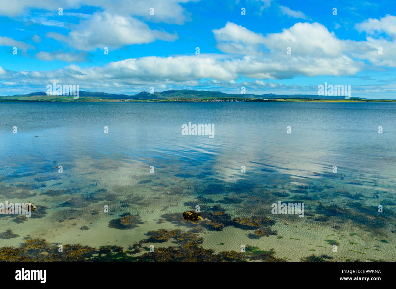 Vistas a Loch Indaal hacia Bowmore en la isla de Islay en Escocia Foto de stock