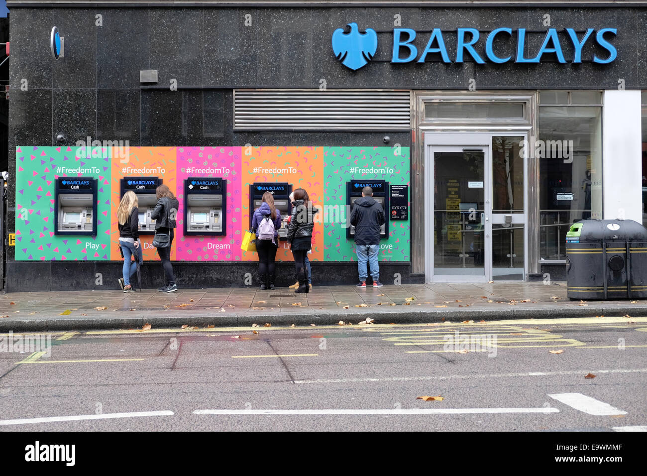 Reino Unido, Inglaterra, Londres. Los clientes que utilizan los cajeros automáticos en Barclays Bank, Leicester Square. Foto de stock