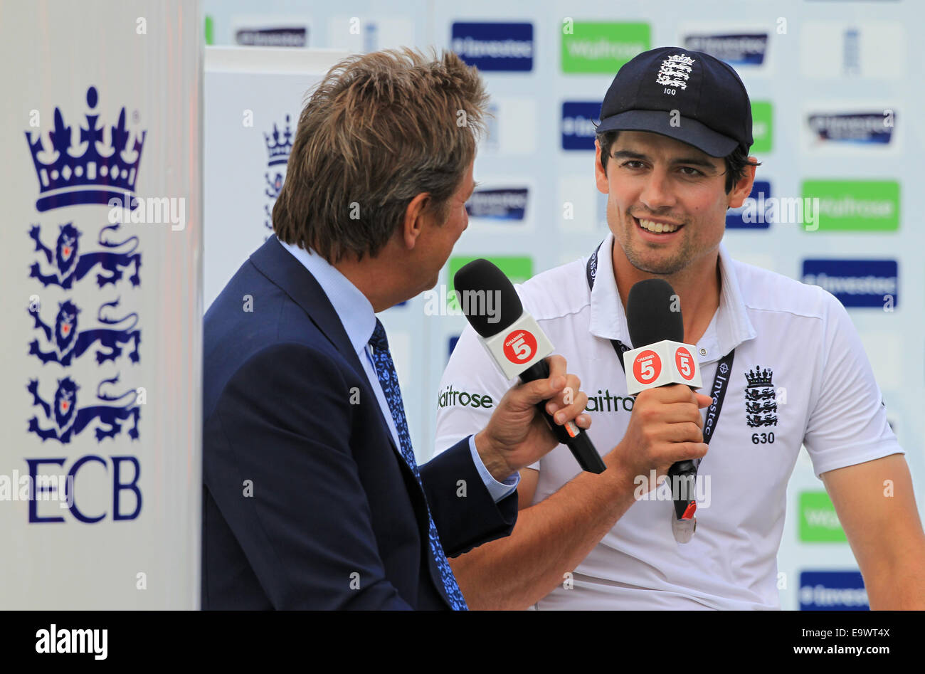Cricket - Alastair Cook es entrevistado por Canal 5 de Mark Nicholas después de ganar la serie de prueba de Inglaterra contra la India en 2014 Foto de stock