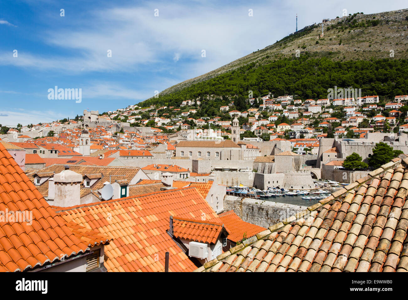 Norte de vista sobre Dubrovnik casco antiguo hacia el monte SRD. Foto de stock