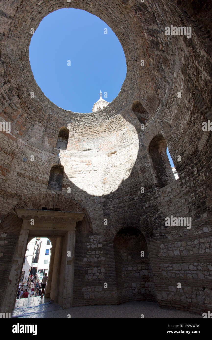 El atrio interior del Palacio de Diocleciano, Split, Croacia Foto de stock