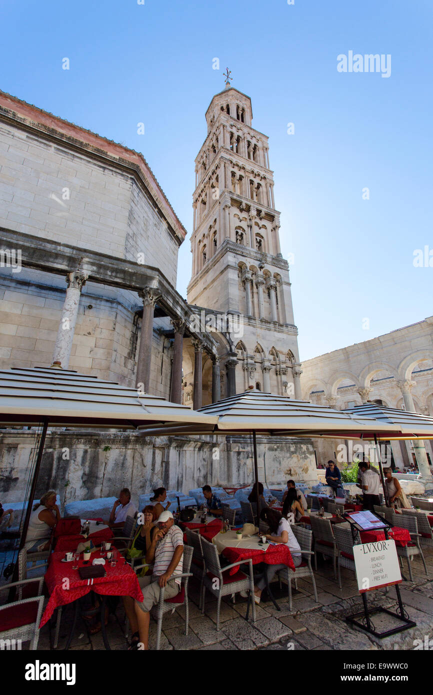 Los turistas se reúnen para refrescos bajo la torre del campanario de la catedral de san Domnio, el Palacio de Diocletian, Split, Croacia Foto de stock