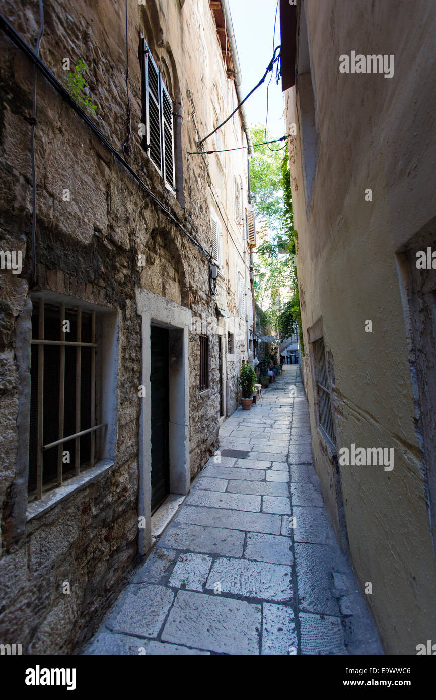 Típica residencial estrechas calles y callejuelas en el Palacio de Diocleciano, Casco antiguo Split, Croacia Foto de stock