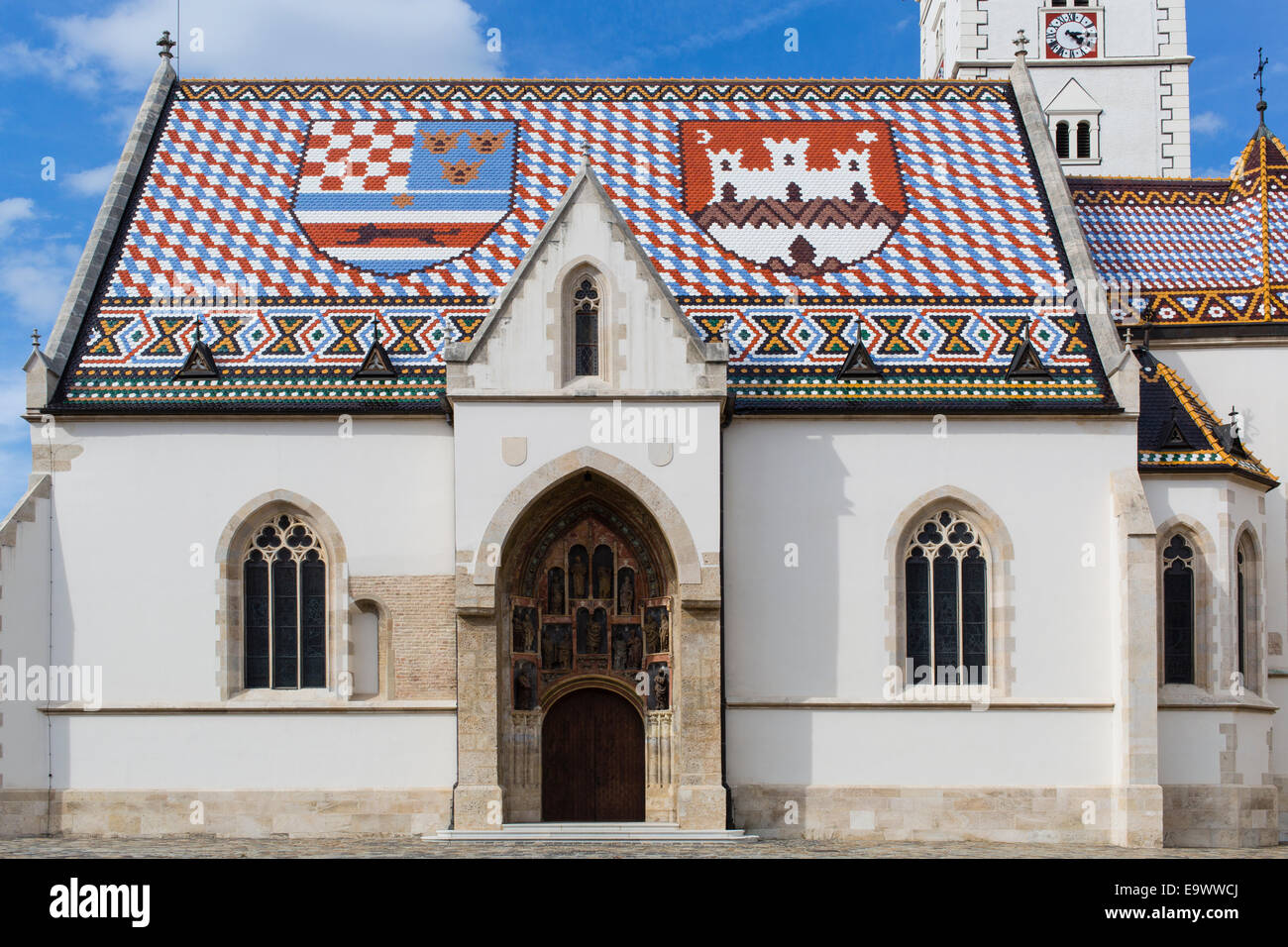 Entrada principal y techo de tejas de la Iglesia de San Marcos, Zagreb, Croacia. Foto de stock