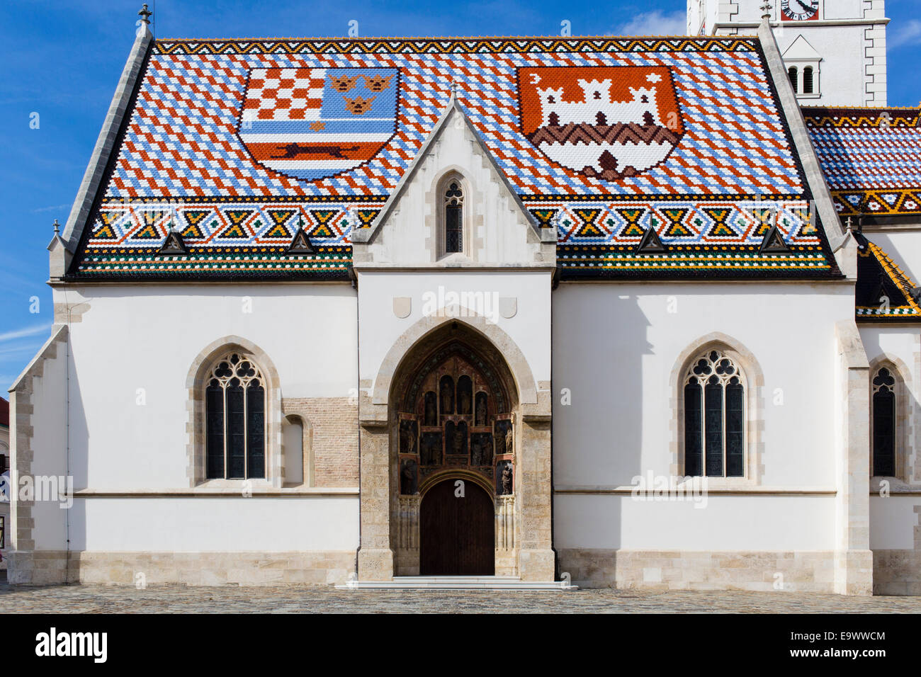 Entrada principal y techo de tejas de la Iglesia de San Marcos, Zagreb, Croacia. Foto de stock