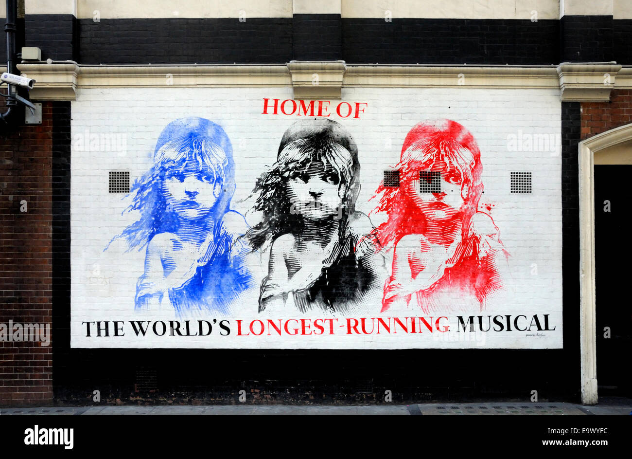 Londres, Inglaterra, Reino Unido. "Los Miserables" en el Teatro Queen's, Shaftesbury Avenue, 2014 - mural por el stage door Foto de stock