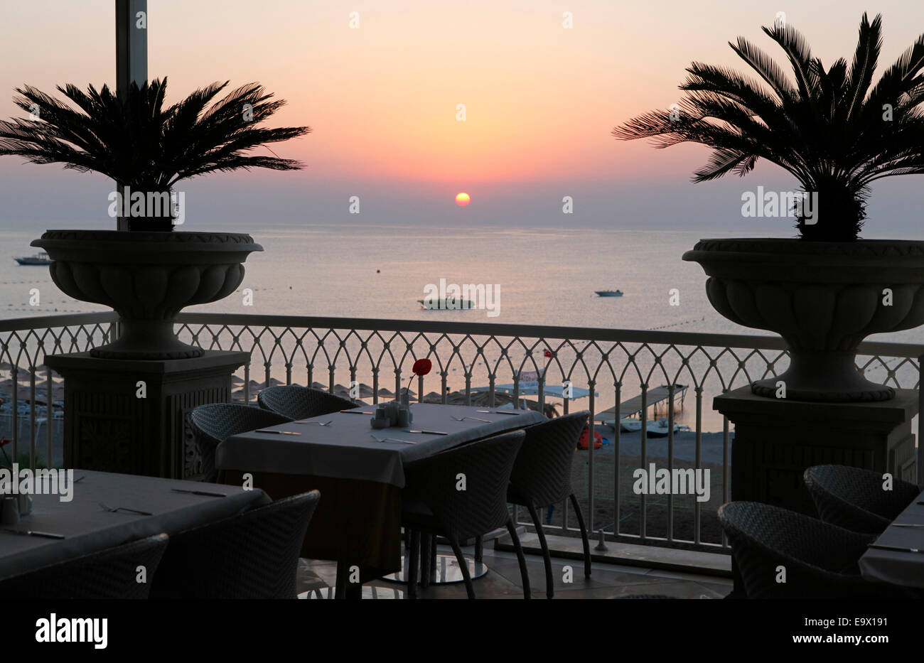 La puesta de sol sobre el mar, Gueral Premier Resort en Tekirova,Antalya, Turquía Foto de stock