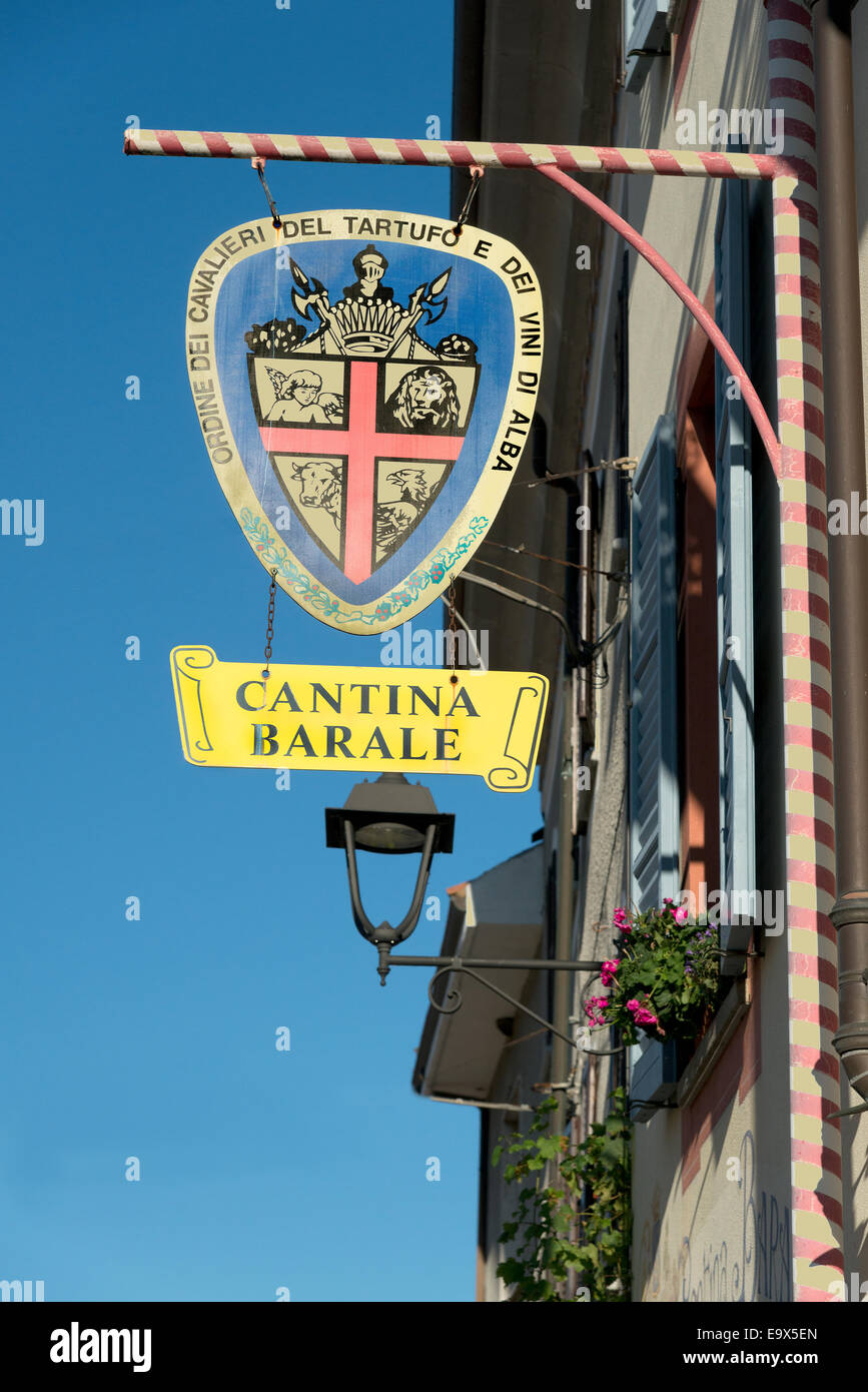 Italia: Langhe-Roero,Piamonte y Monferrato en la Lista del Patrimonio Mundial de la UNESCO: una bandera de una bodega en Barolo Foto de stock