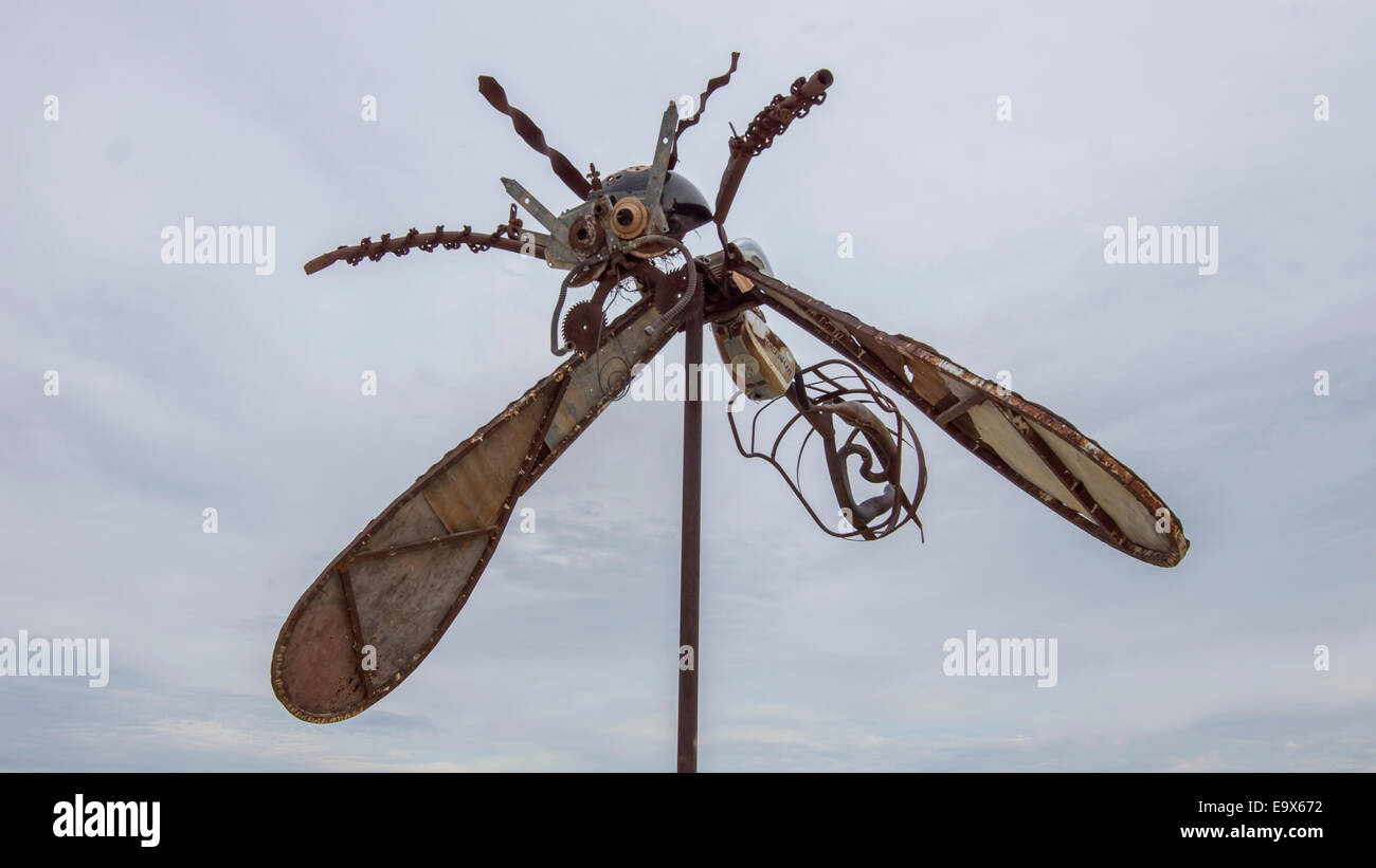 Escultura de un insecto volador hechas con hojas de metal y engranajes en Terlingua, Texas Oeste. Foto de stock