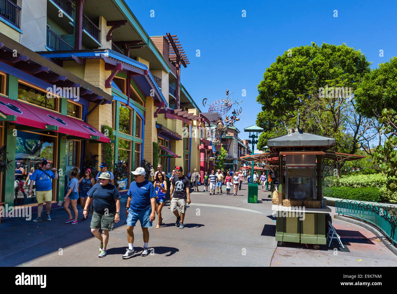 Tiendas y restaurantes en el centro de unidad en Disneyland, Anaheim, Condado de Orange, cerca de Los Ángeles, California, Estados Unidos. Foto de stock