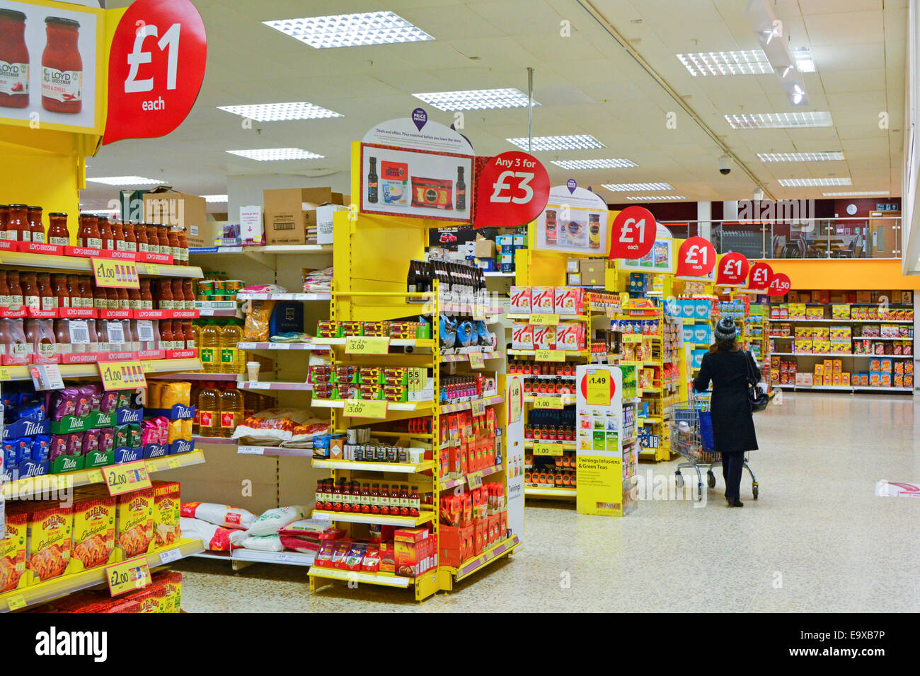 Interior de negocios al por menor de Tesco Supermarket con expositores marcados con letreros de oferta rojos en esta tienda de alimentos y bebidas de Londres, Inglaterra, Reino Unido Foto de stock