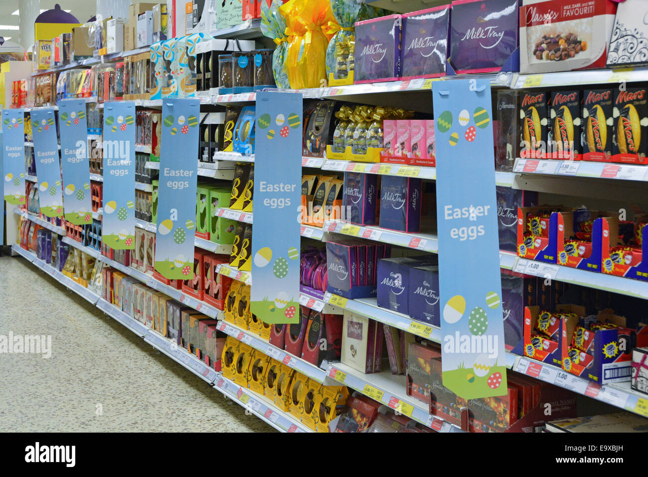 Vista interior chocolate huevos de Pascua en venta en los estantes en el interior Tienda de supermercado Tesco East London Inglaterra Reino Unido Foto de stock