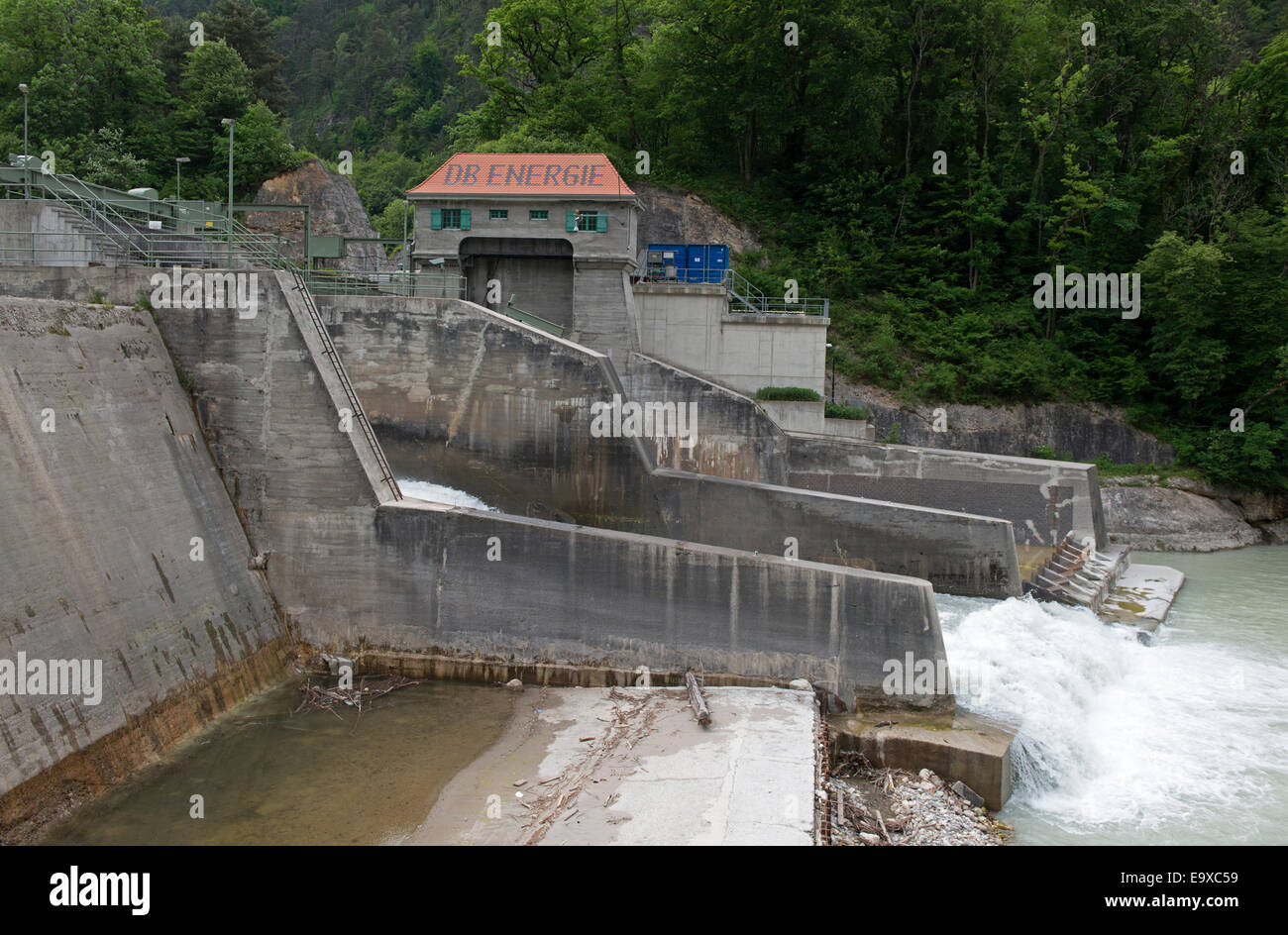 DB Energie central hidroeléctrica en el río Saalach, Baviera, Alemania. Foto de stock