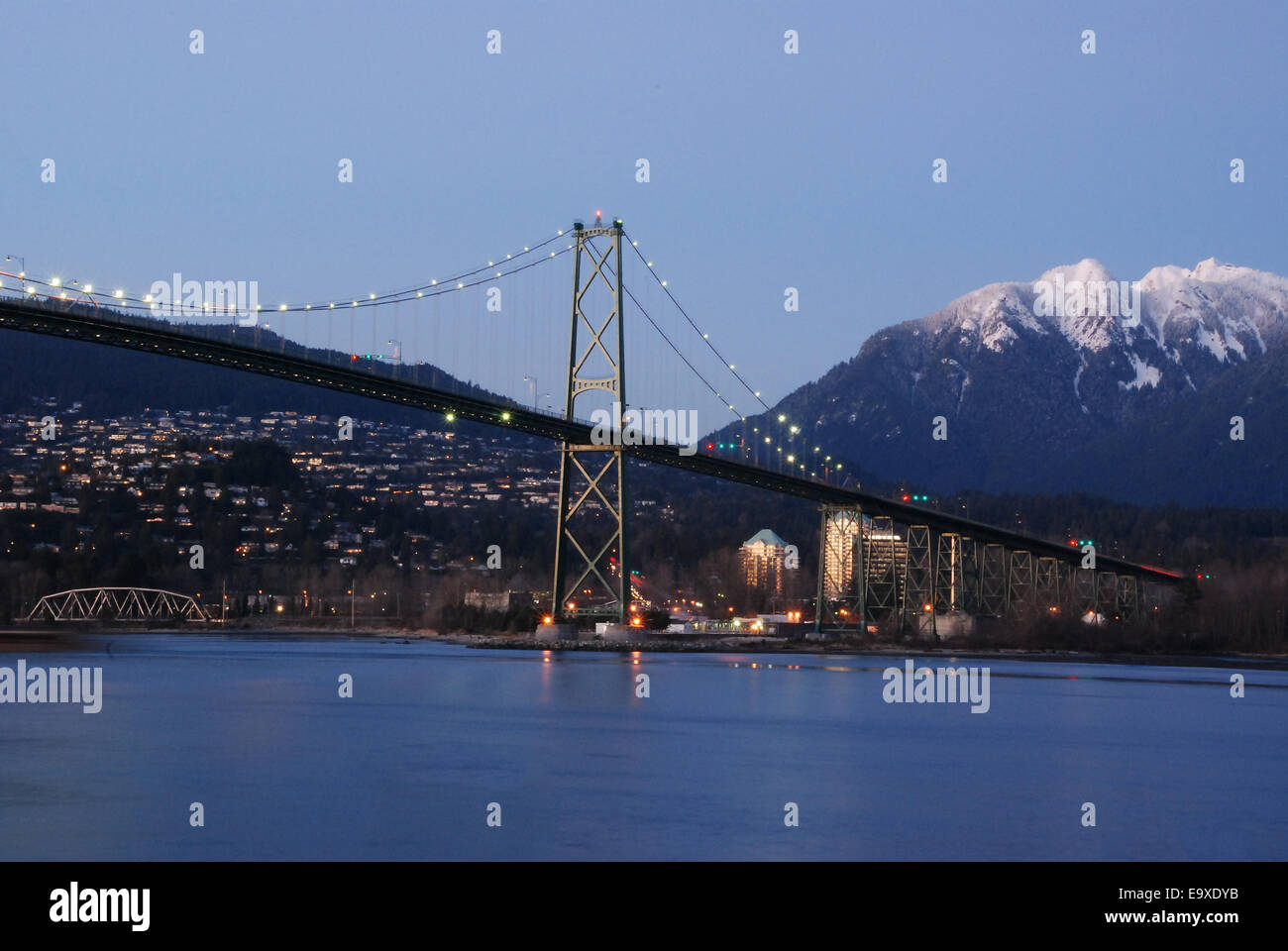 Escena nocturna del centro de Vancouver en el parque Stanley. Foto de stock