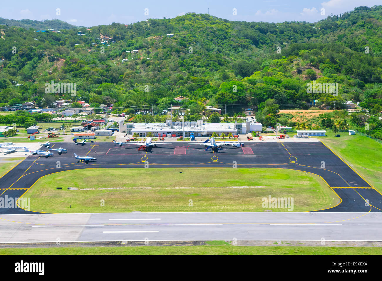 Foto aérea de Juan Manuel Gálvez Internationa Aeropuerto en la isla de
