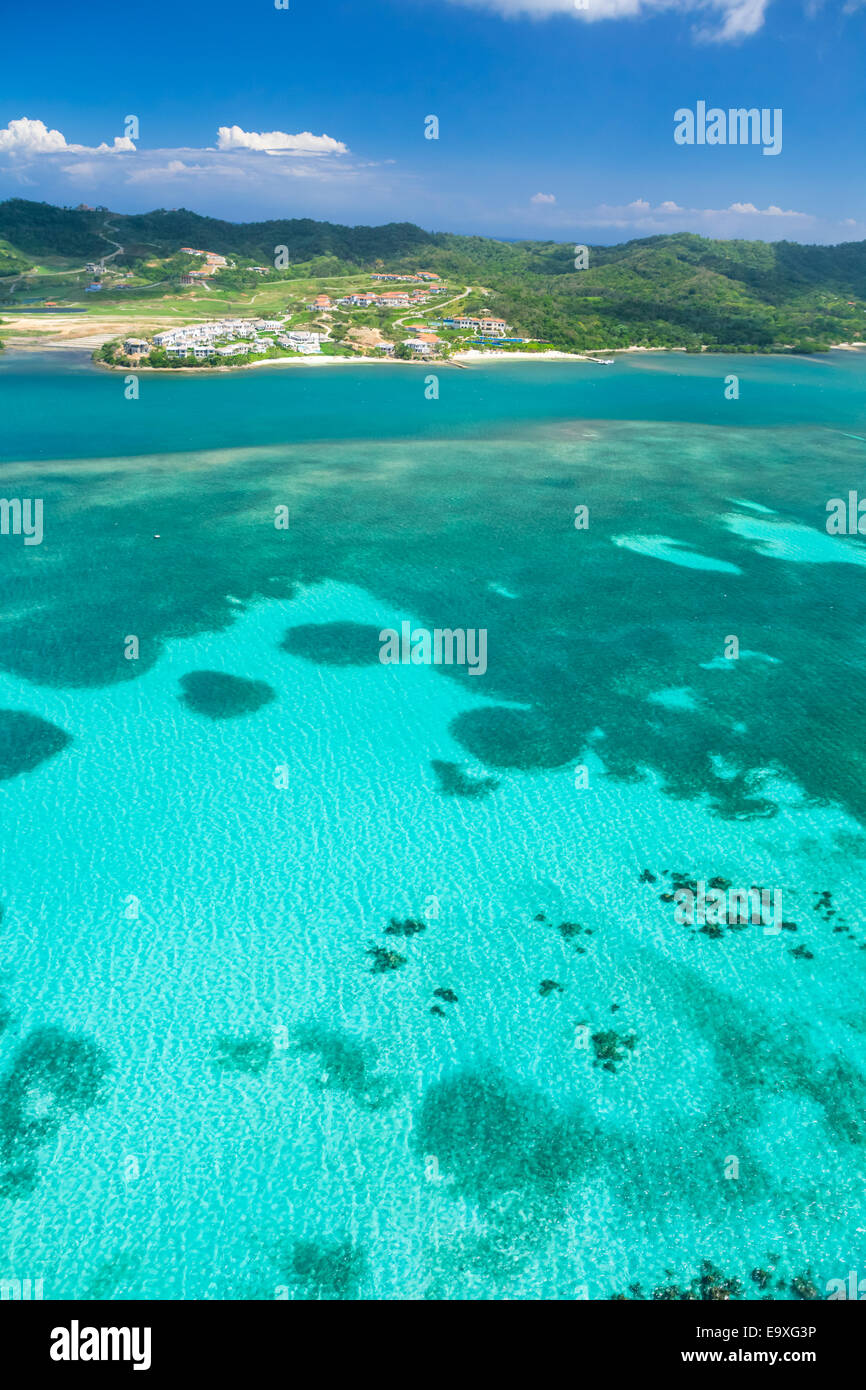 Foto aérea de la isla de Roatán, Honduras Foto de stock