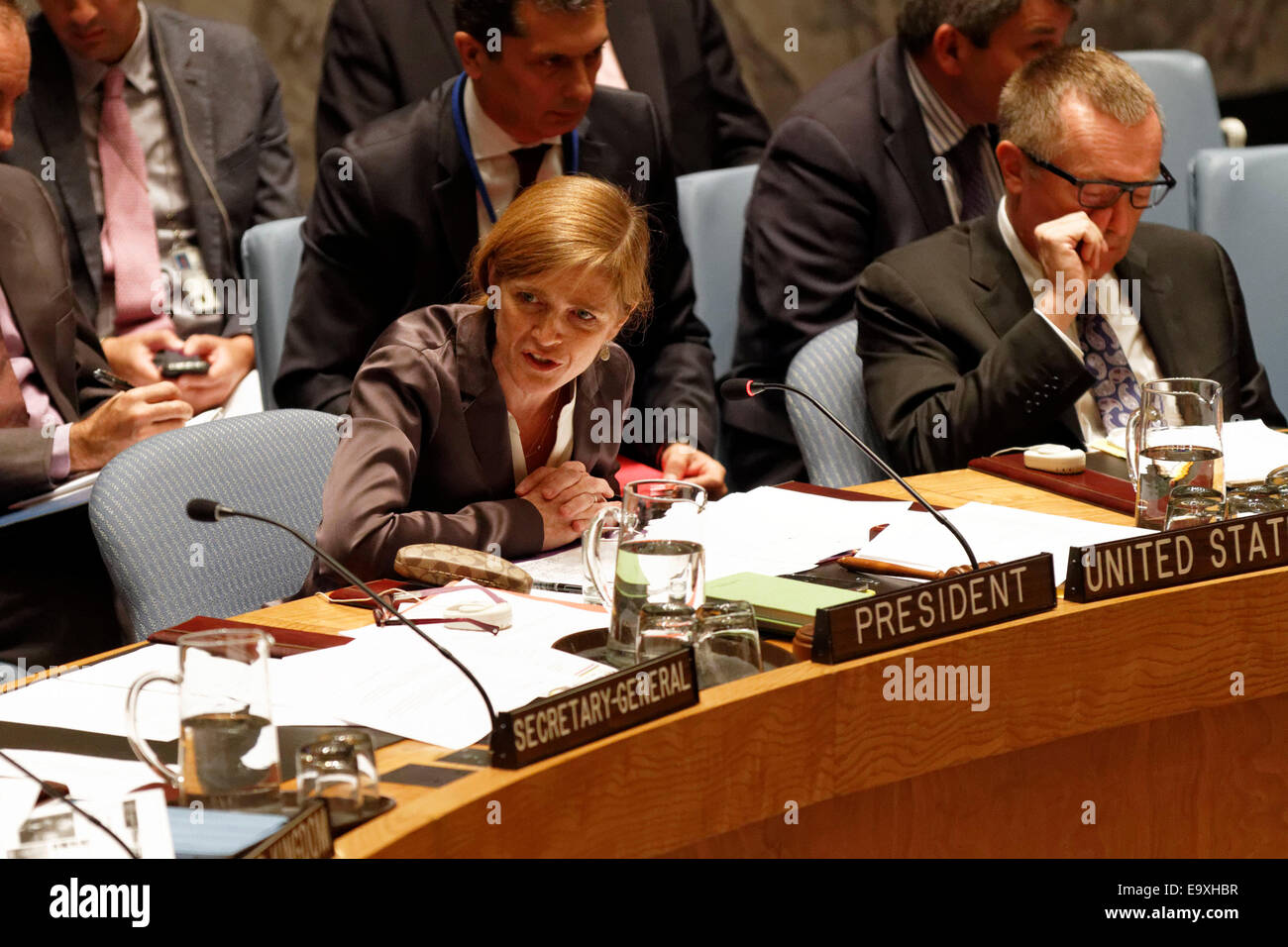 Representante permanente de Estados Unidos ante la ONU, Samantha Power preside una reunión del Consejo de Seguridad en la Sede de la ONU Foto de stock