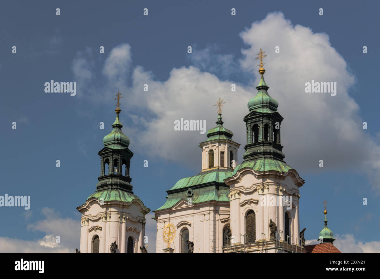 Los exteriores de la Iglesia de Santiago el Mayor en la Ciudad Vieja en Praga Foto de stock