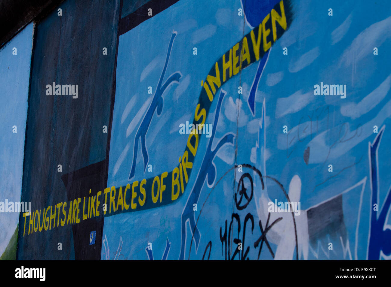 Muro de Berlín graffiti pensamientos son como los pájaros el cielo Foto de stock