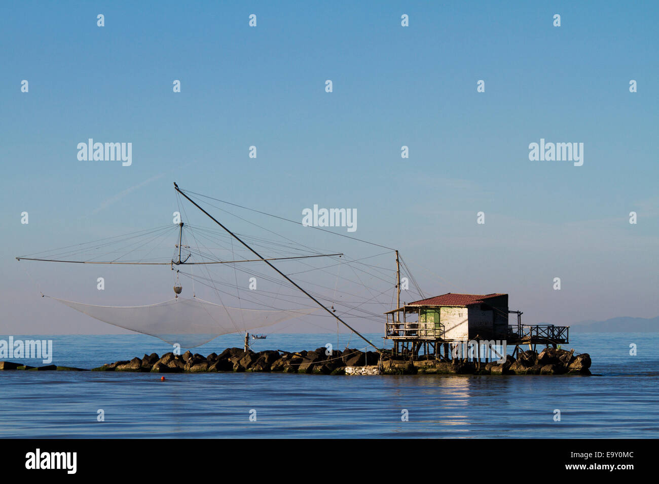 Casa de pescador con una red sobre el mar en Marina di Pisa, Toscana, Italia Foto de stock