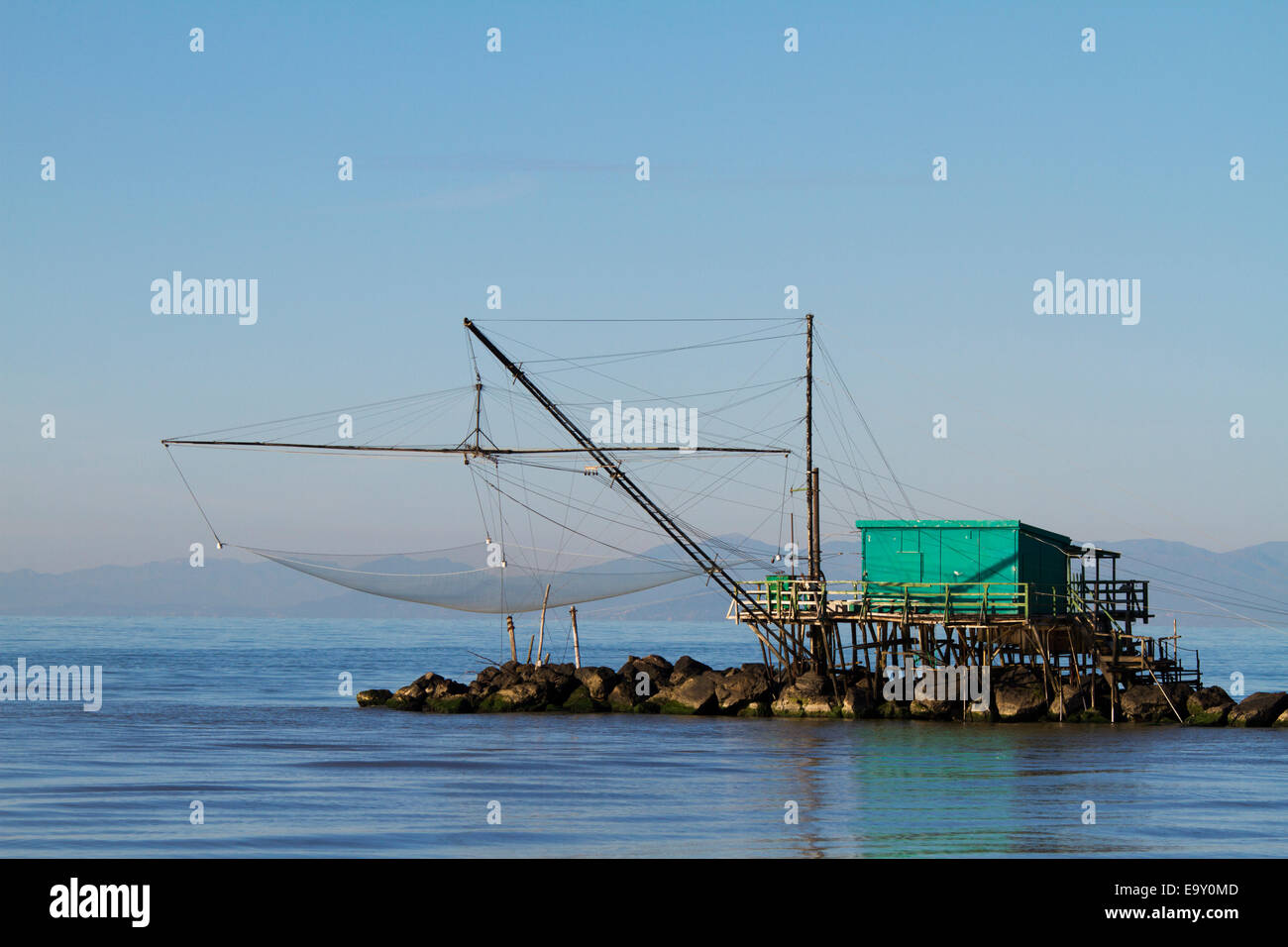 Casa de pescador con una red sobre el mar en Marina di Pisa, Toscana, Italia Foto de stock