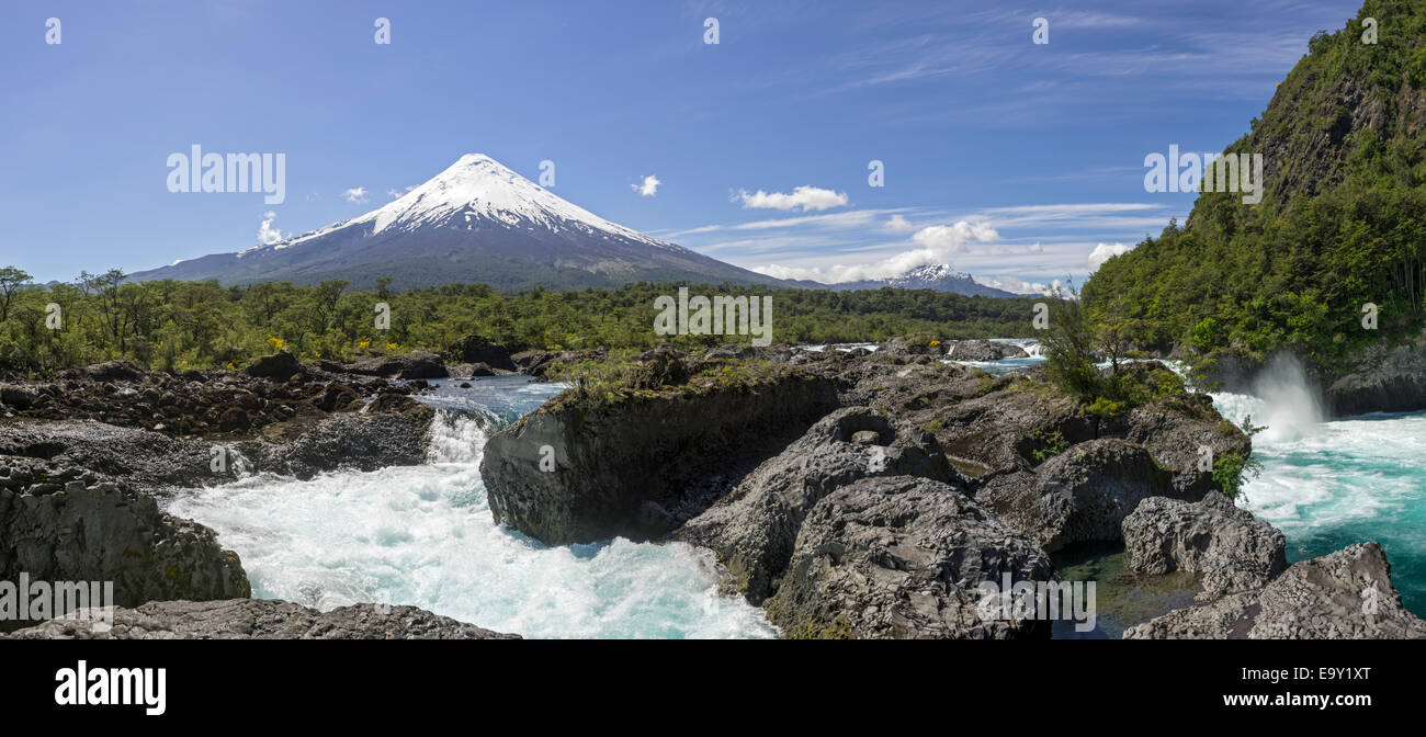 Cascada del río Petrohué y el volcán Osorno, el Parque Nacional Vicente Pérez Ros, Puerto Varas, Región de Los Lagos, Chile Foto de stock