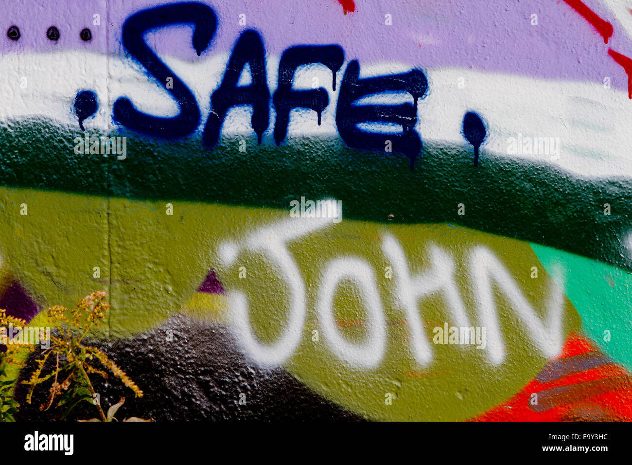Seguro John colorido graffiti urbano de muro de Berlín Foto de stock