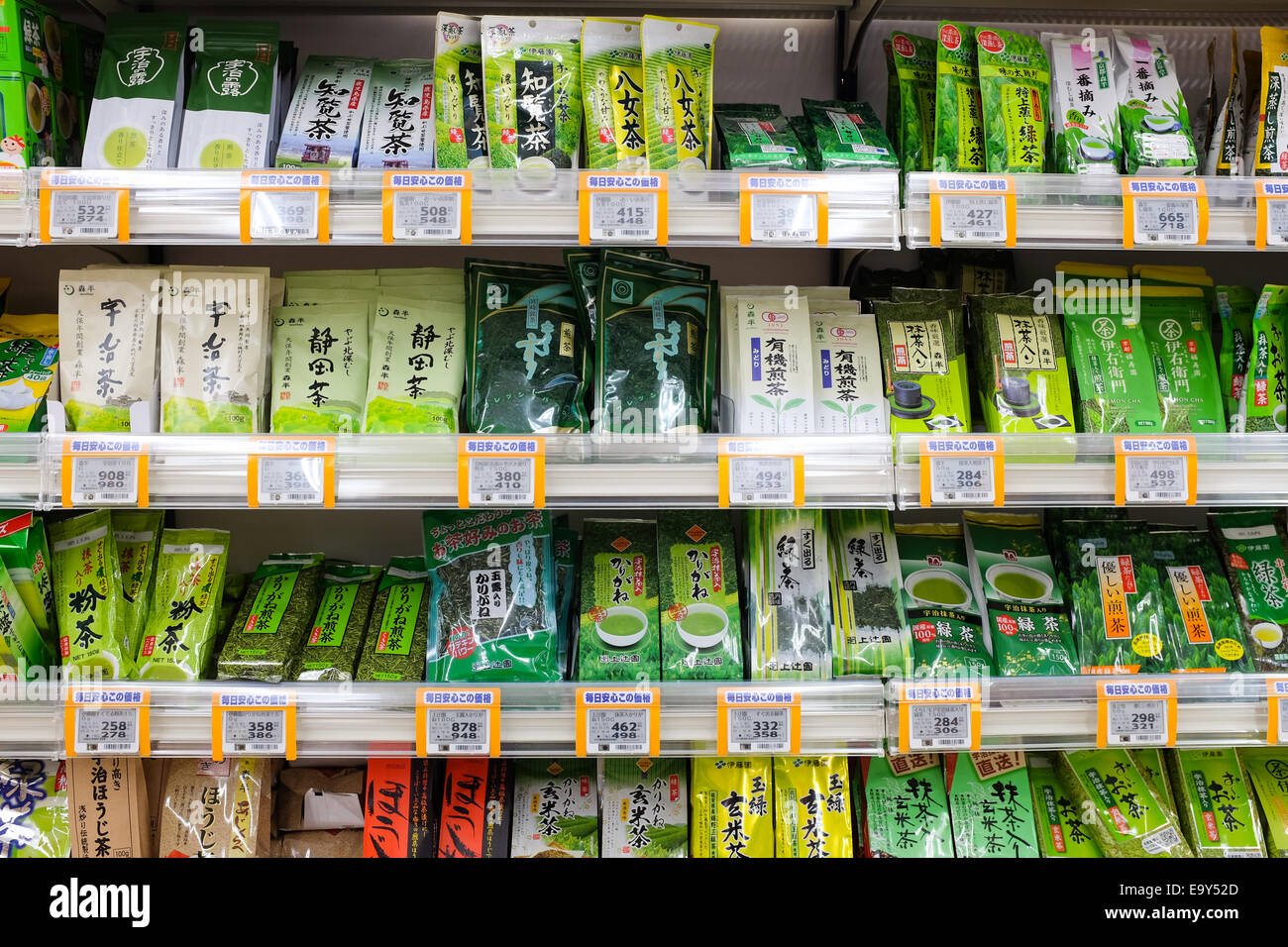 Los paquetes de té verde en venta en un supermercado en Japón. Foto de stock