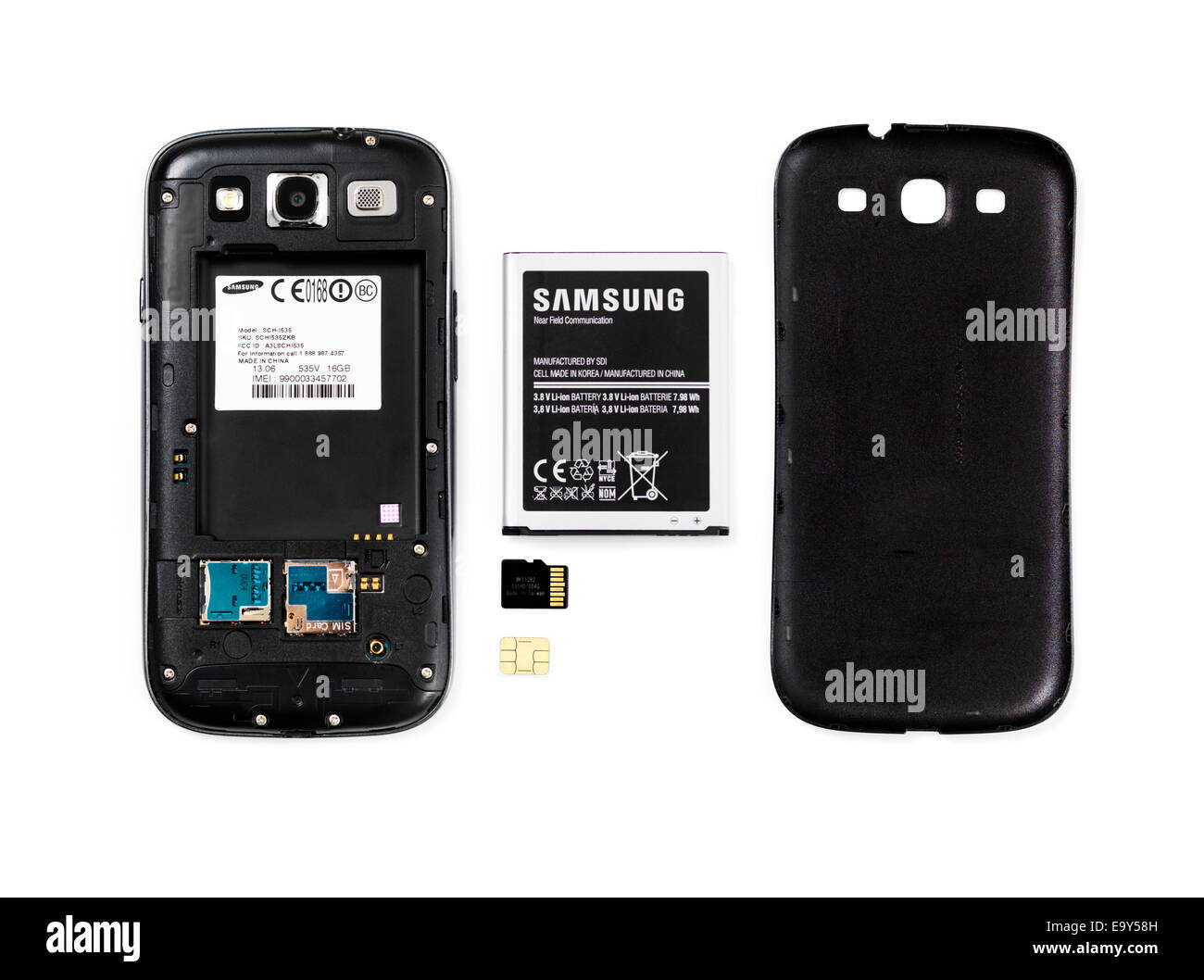 Samsung teléfono Android con la cubierta trasera y la batería, la memoria y la tarjeta SIM fuera aislado sobre fondo blanco. Foto de stock