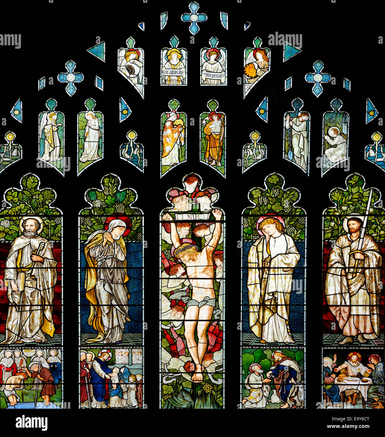 La Pre-Raphaelite ventana oriental de la Iglesia de Jesús, Troutbeck, Lake District, Cumbria, Inglaterra Foto de stock
