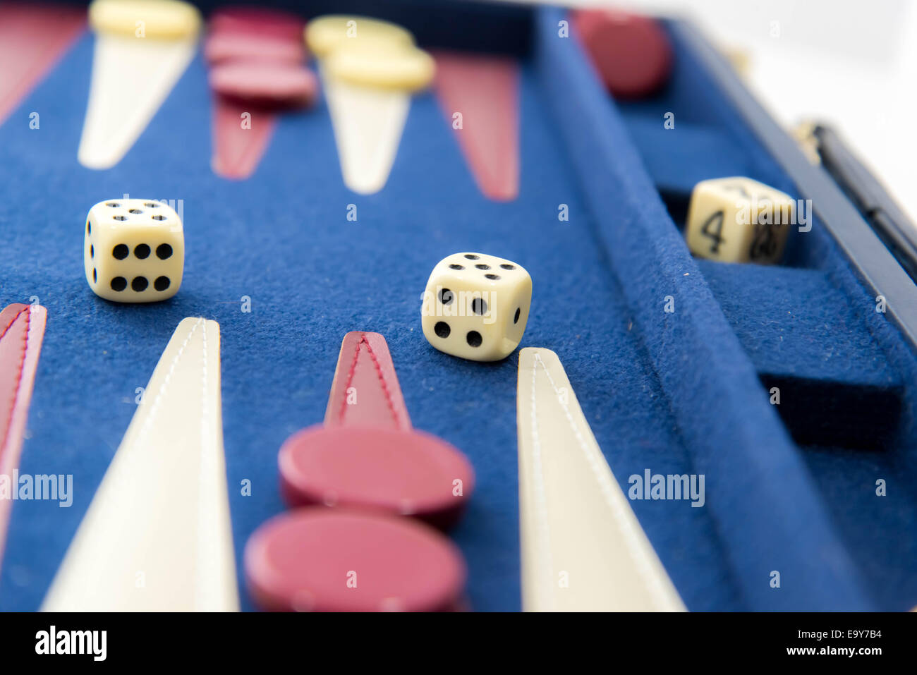Juegos de mesa - rojo, blanco y azul en juego juego de backgammon  Fotografía de stock - Alamy