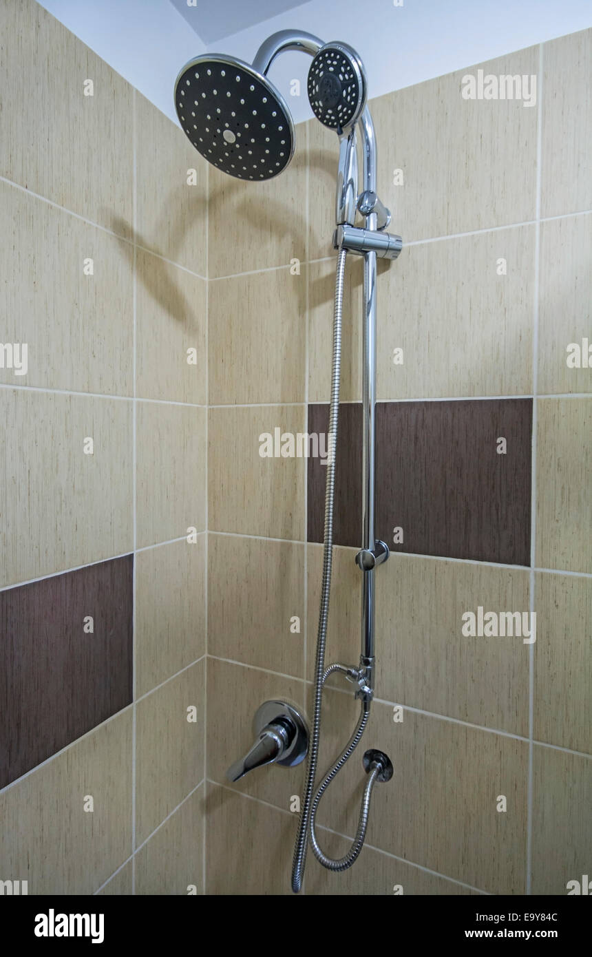Detalle de una cabina de ducha de esquina con ducha de montaje en pared  Fotografía de stock - Alamy