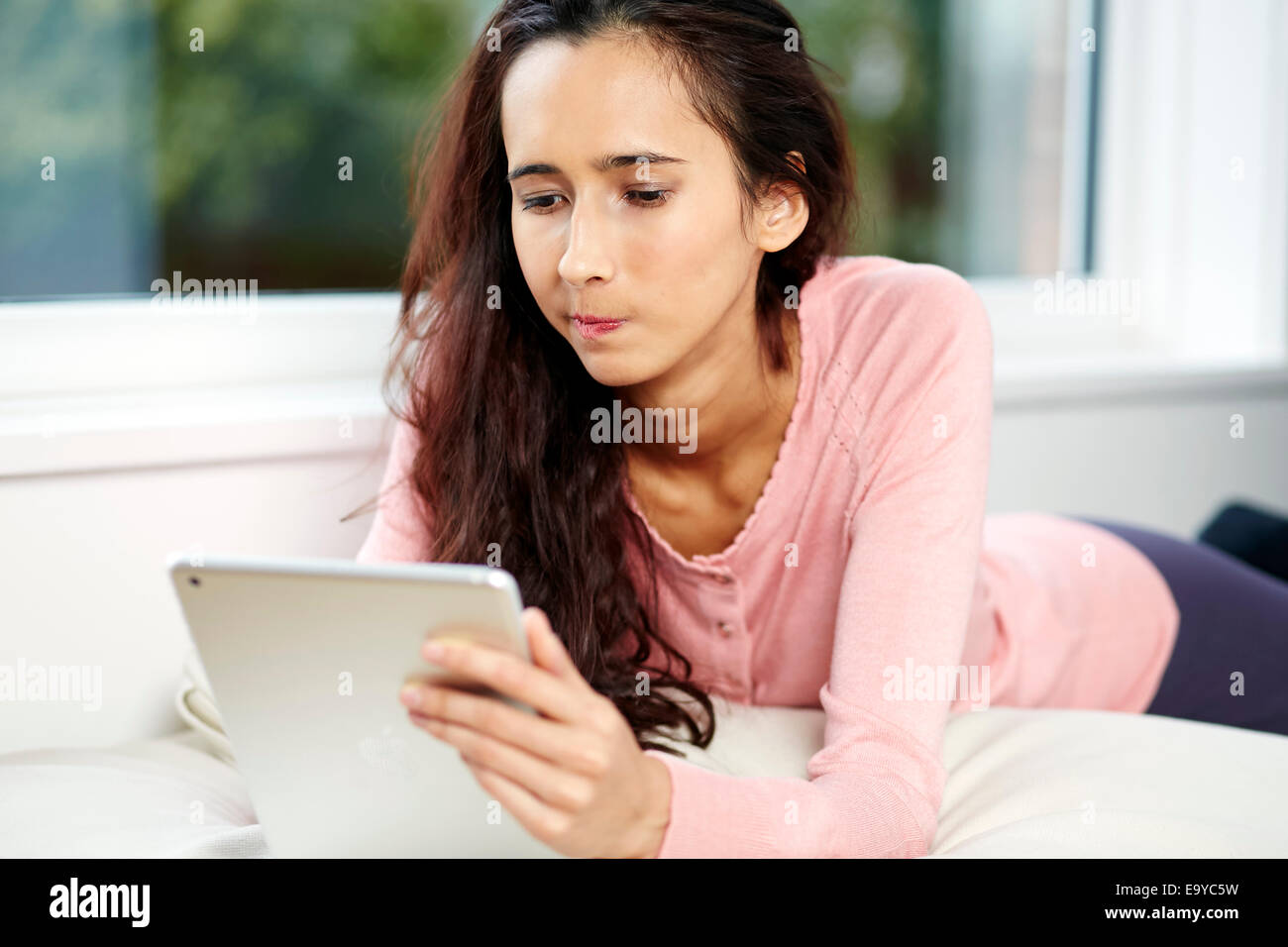 Chica navegar por sitios web utilizando iPad Foto de stock