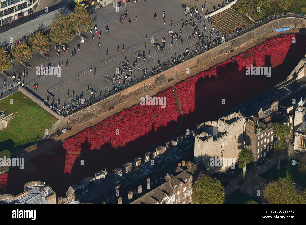 Fotografía aérea de la Torre de Londres amapolas Foto de stock