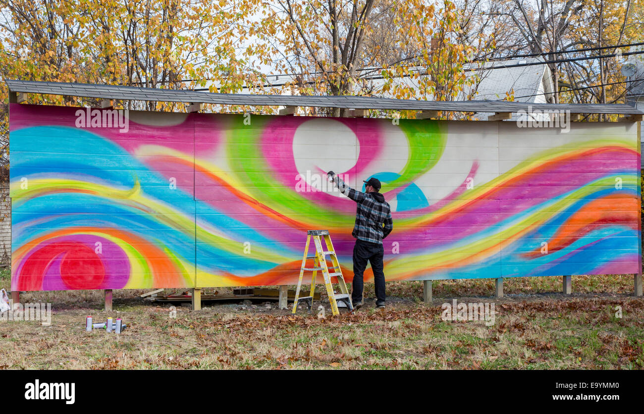 Detroit, Michigan - artista de calle en el trabajo como un bloque club  desarrolla baldíos en un parque del barrio Fotografía de stock - Alamy
