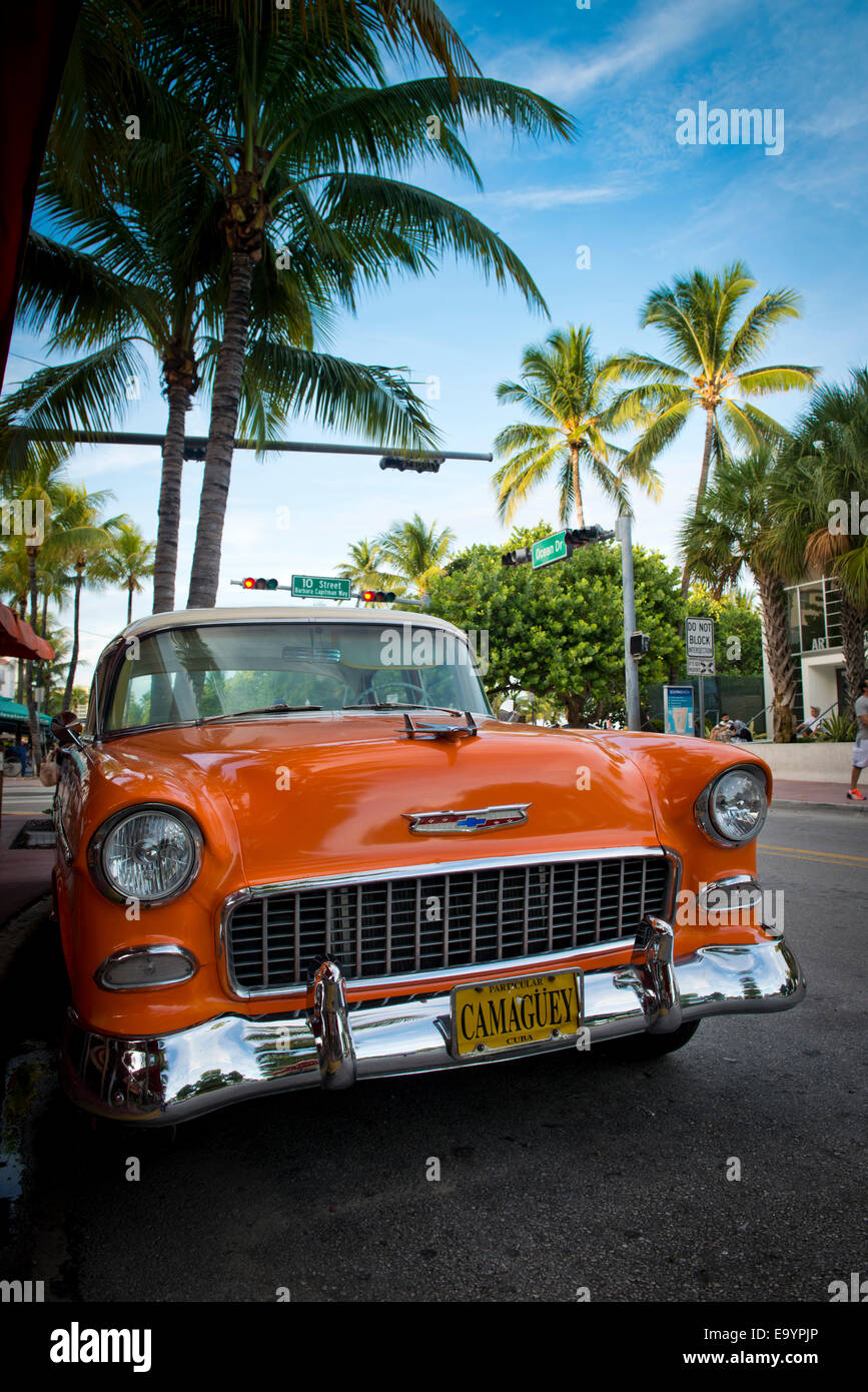 Coche clásico americano en Ocean Drive. Miami Beach, Florida Foto de stock