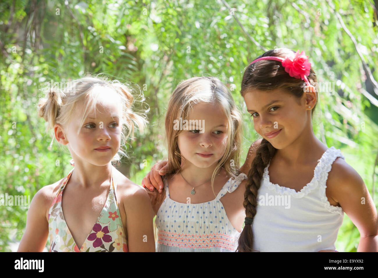 Cándido retrato de tres chicas en el jardín Foto de stock