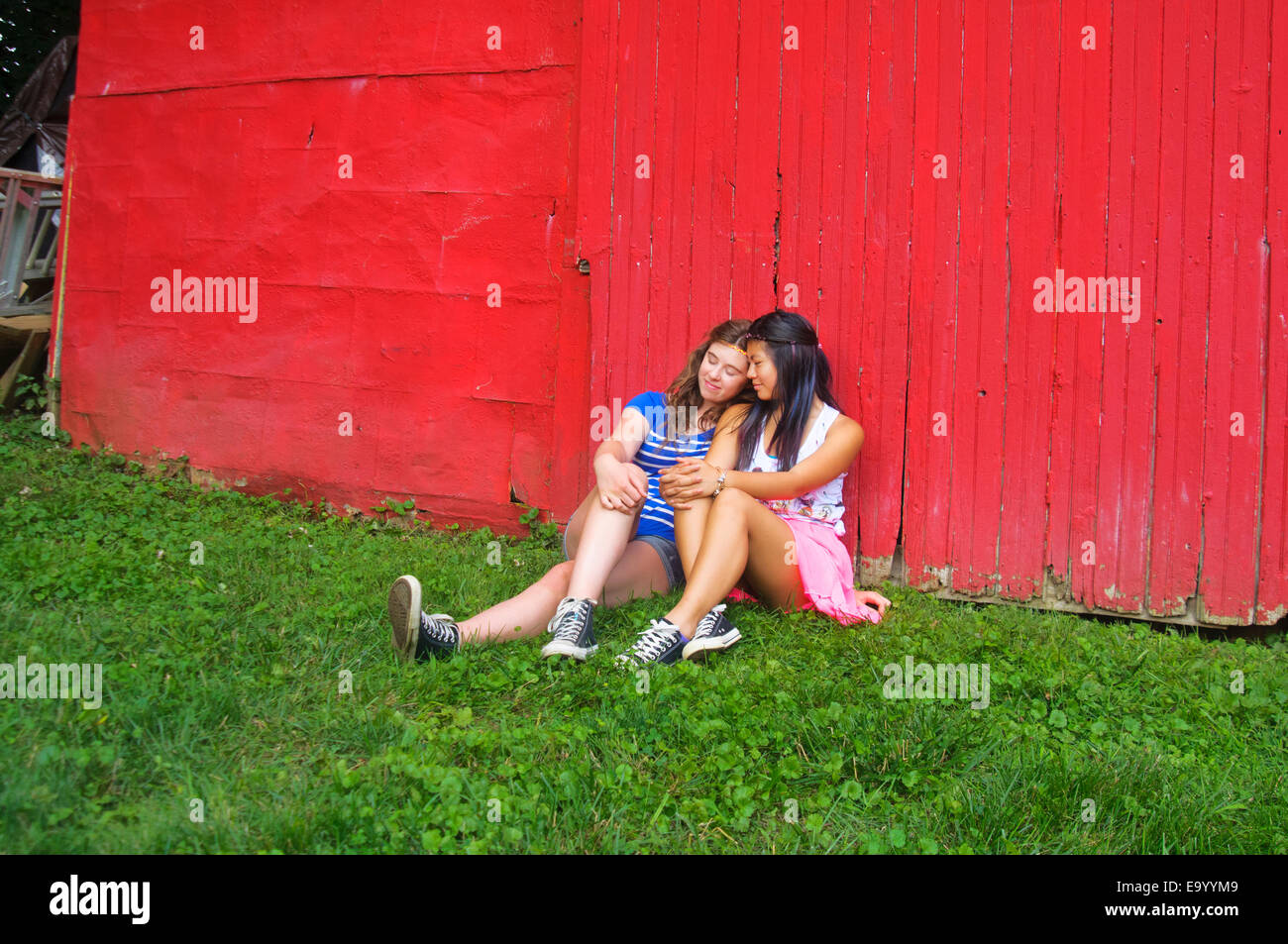Dos adolescentes relajarse al aire libre Foto de stock
