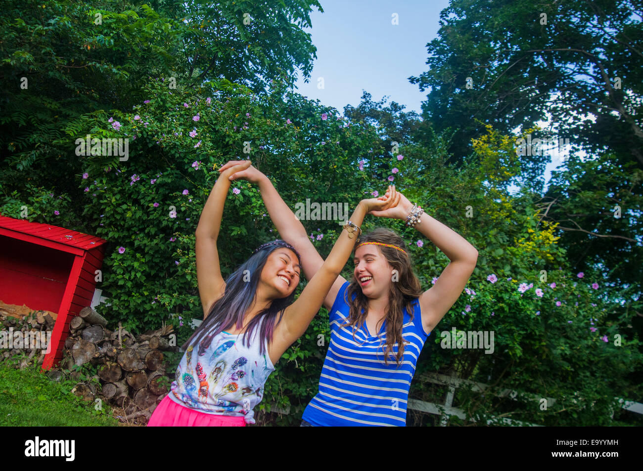 Dos adolescentes, baile al aire libre Foto de stock
