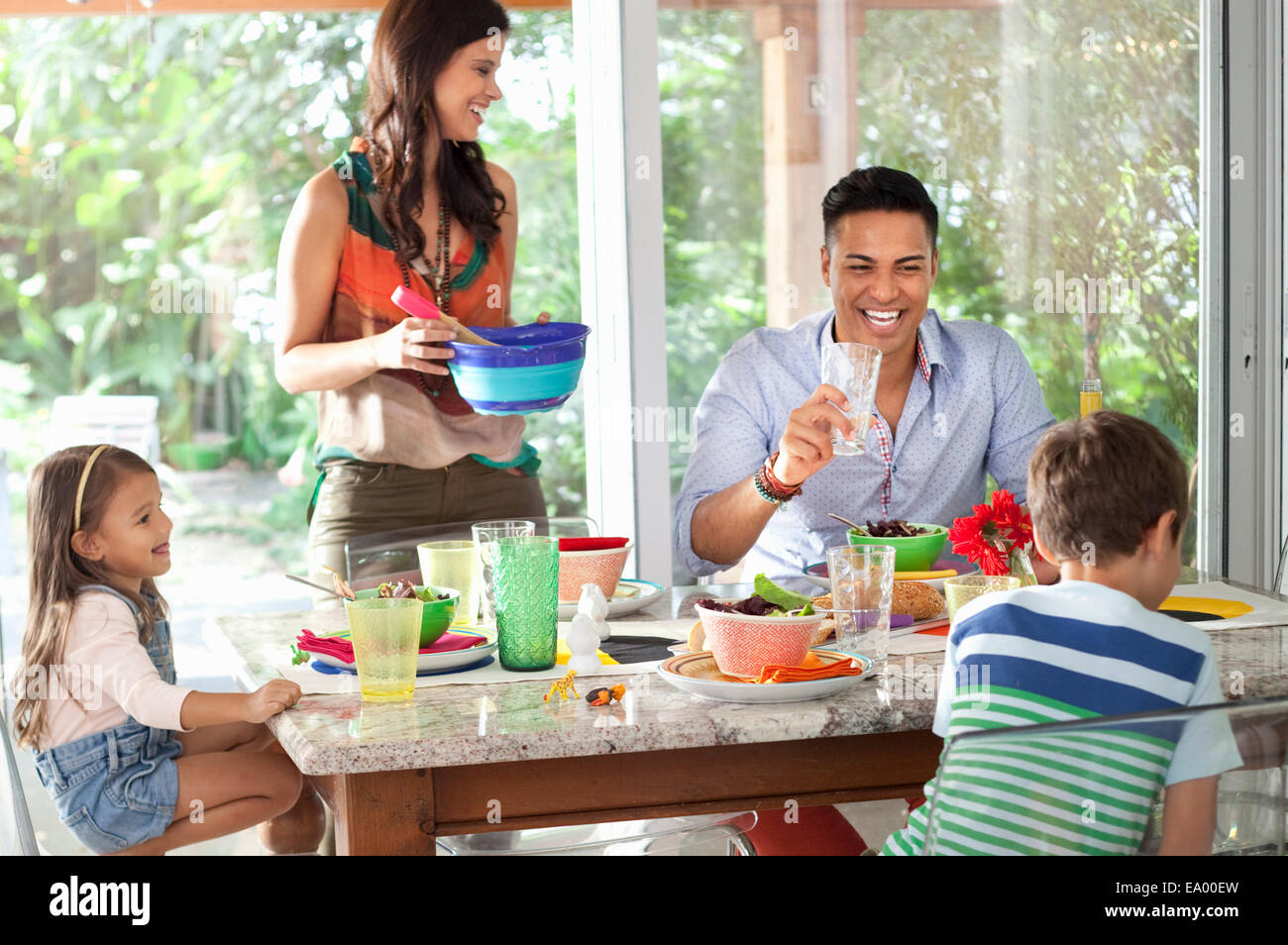 Familia en mesa de comedor Fotografía de stock - Alamy