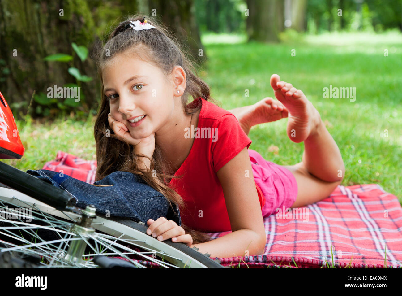 Biker girl relajante en el parque, descansan sobre una manta Foto de stock