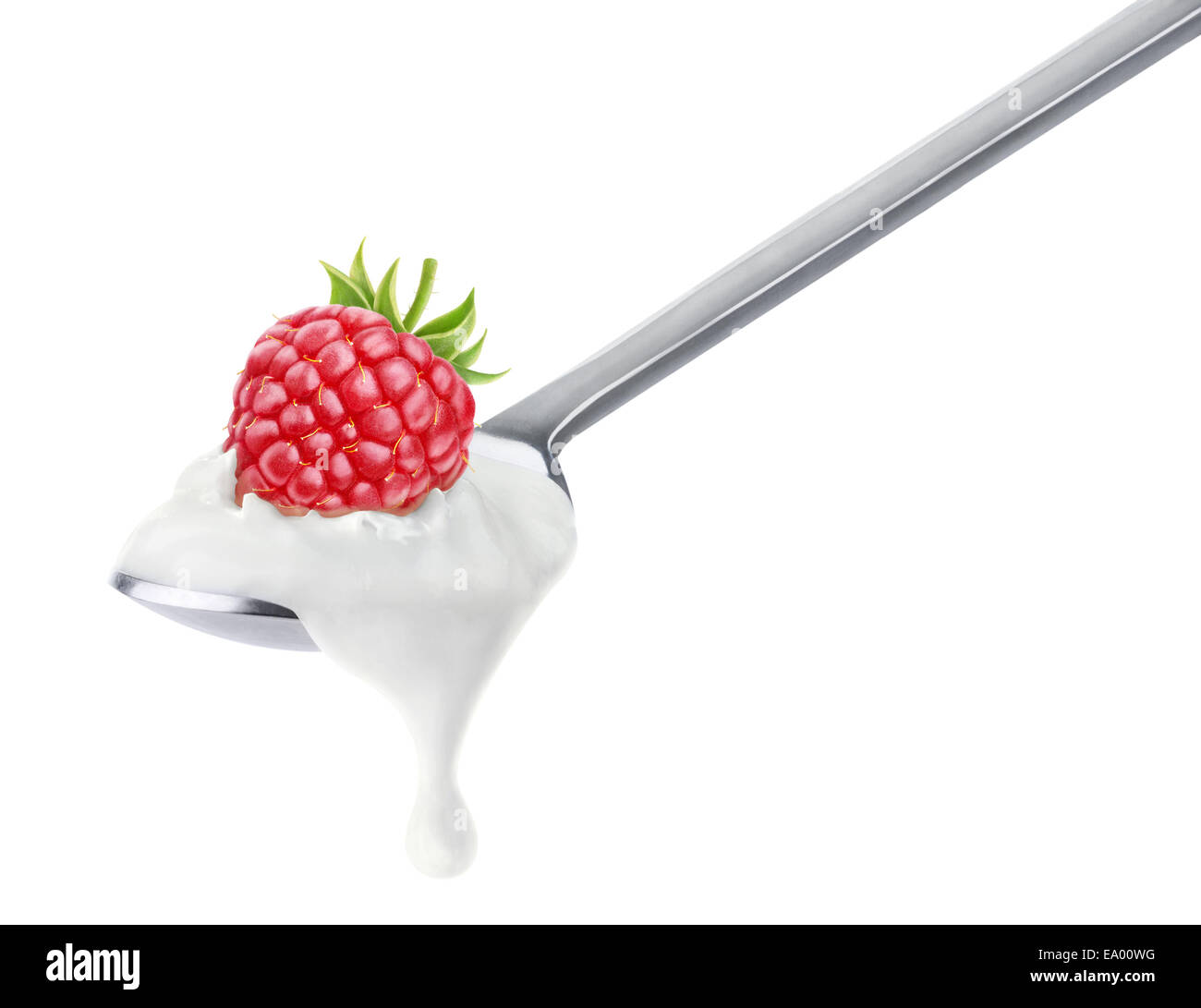 Cuchara de frambuesa yogur aislado en blanco Foto de stock